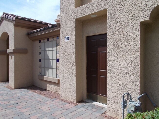 Building Photo - Move-In Ready 2BD/2BA Corner-Unit Condo in Guard-Gated Painted Desert!
