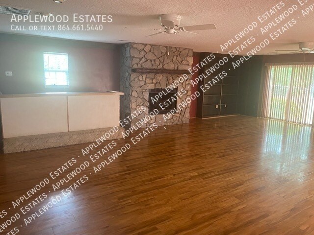 Building Photo - 384 Stallion Rd