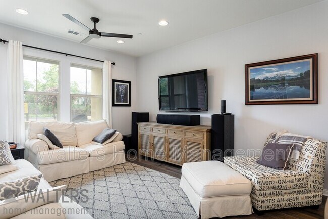 Foto del edificio - 15927 Parkview Loop