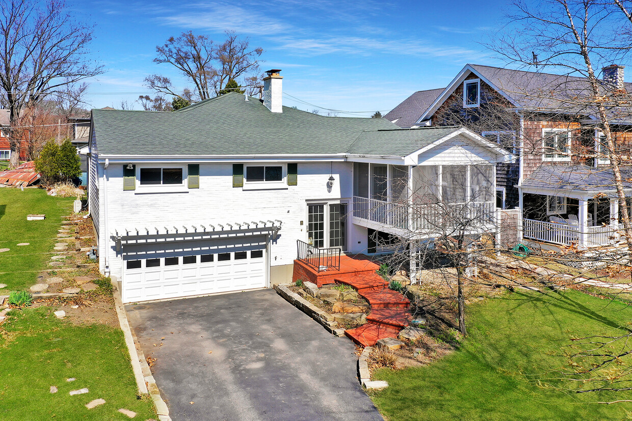 Primary Photo - 21056 W Sylvan Dr