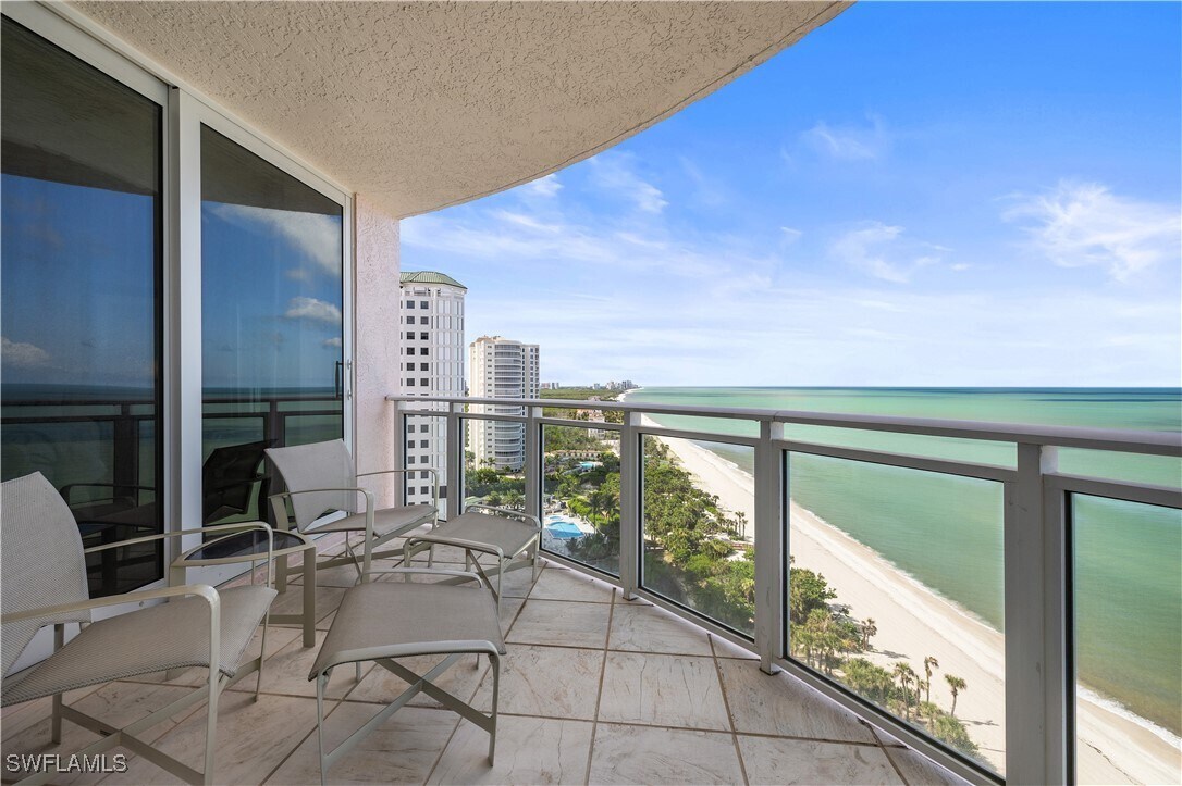 Foto principal - 8231 Bay Colony Dr