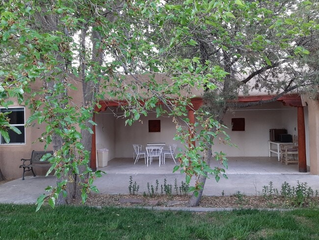 Patio - 833 E Fairview Ln