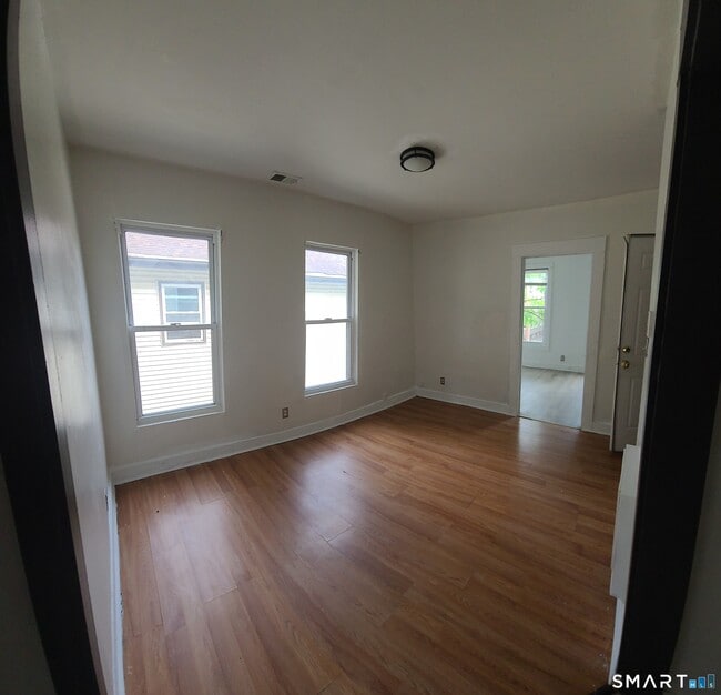 Building Photo - 27 Lilac St