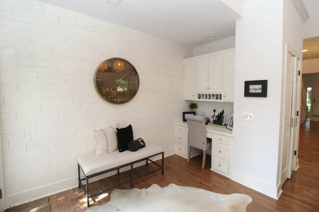 Foto del edificio - 1401 NE Dysart Woods Ln