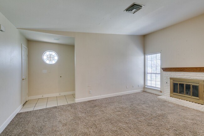 Foto del edificio - 2nd Floor Condo Near UNLV
