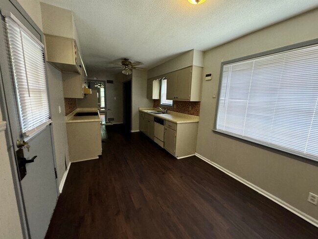 Building Photo - 4571 Plato Ave