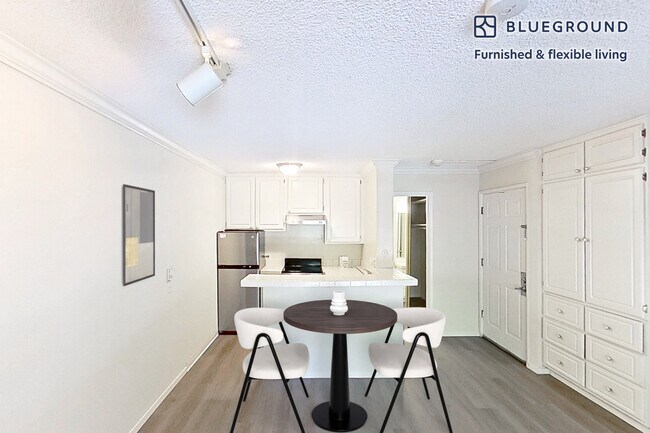 Foto del edificio - 555 W Middlefield Rd