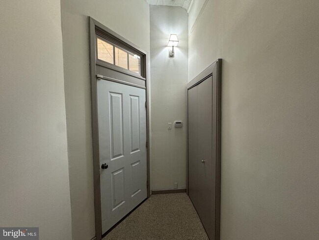 Foto del edificio - 328 S Broadway