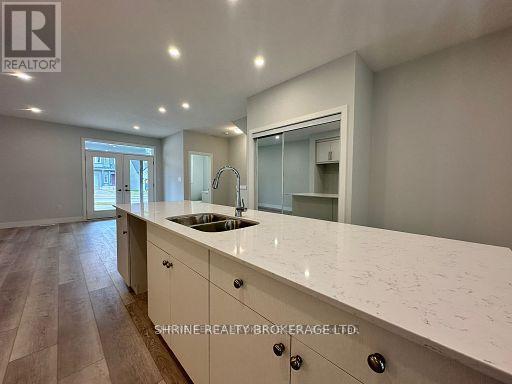 Building Photo - 990-990 Deveron Cres