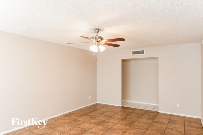 Building Photo - 940 E Loma Vista Dr