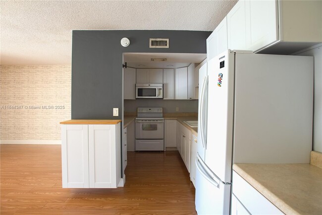Building Photo - 4200 Crystal Lake Dr