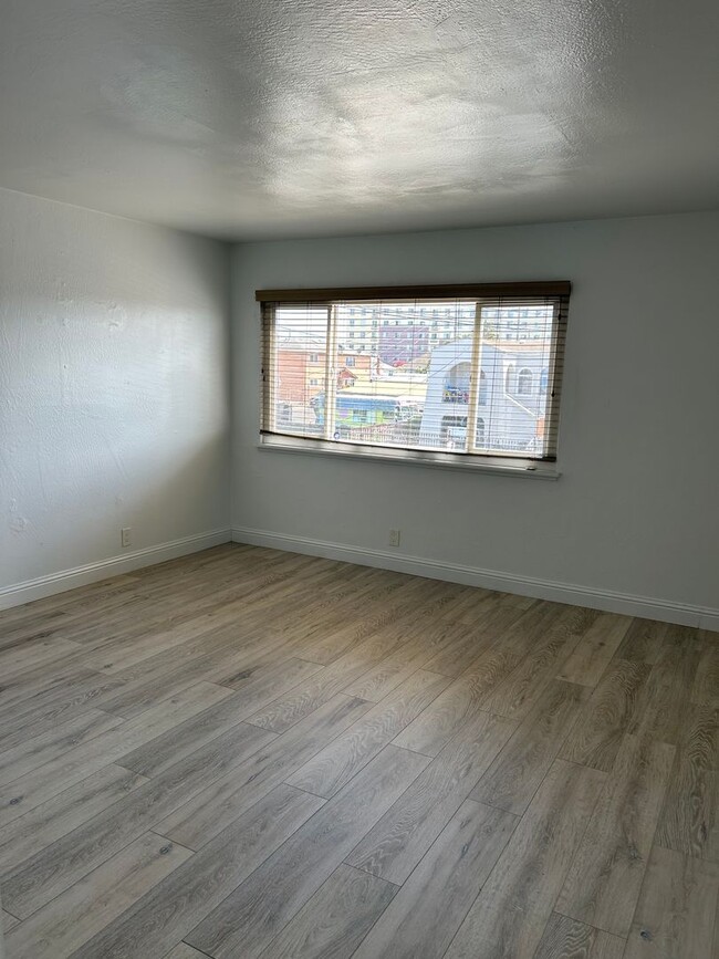 Foto del edificio - Spacious Upstairs Two Bedroom Apartment in...