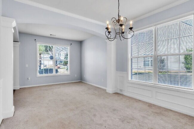 Foto del edificio - Spacious 4BR Home w/ Screened Porch, Fenced Yard & Great Location