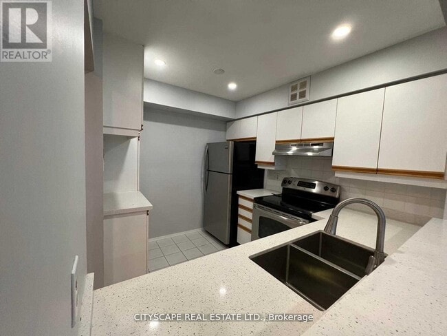 Photo du bâtiment - 55 Elm Dr W