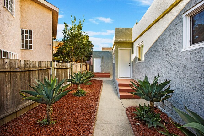 Pasarela hacia las unidades traseras - 1941 Olive Ave