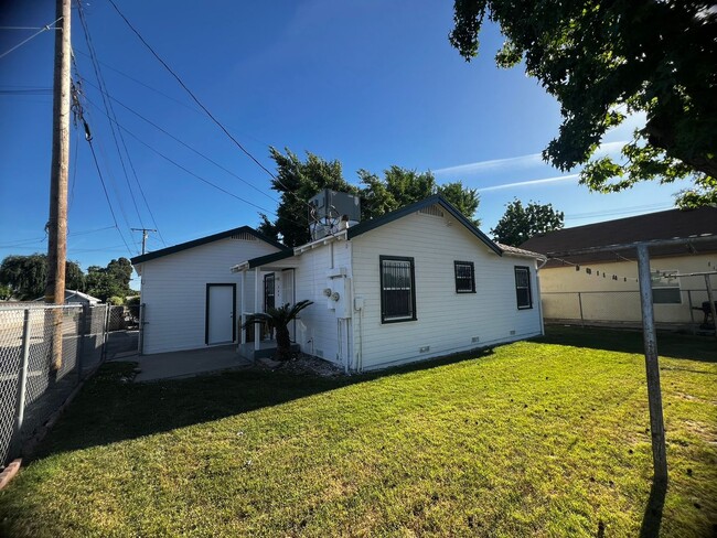 Building Photo - 344 N M St