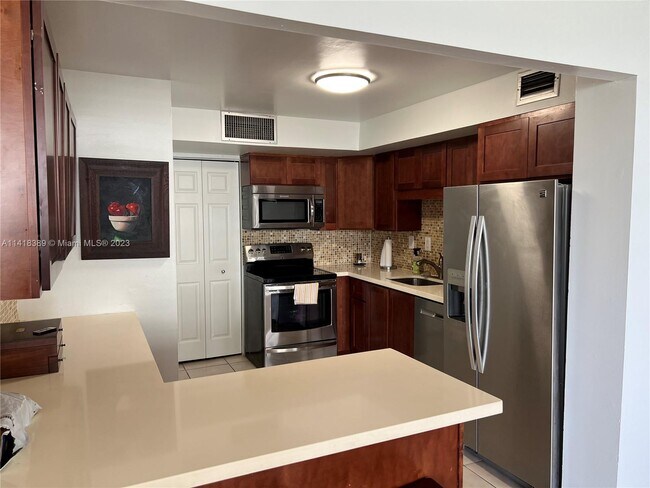 Building Photo - 1420 Brickell Bay Dr