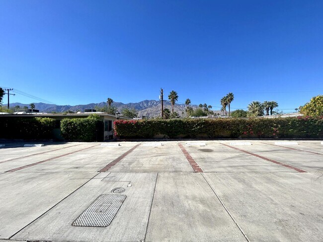 Building Photo - AVAILABLE NOW!! 2 Bedroom 1 Bathroom Apartment in Palm Springs! MOVE IN SPECIAL 50% OFF ONE MONTH...