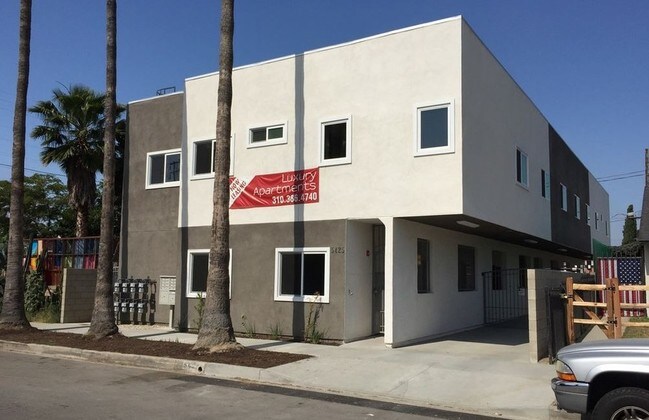Foto del edificio - 5425 Denny Ave