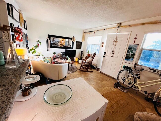 Foto del edificio - 520 NE 38th St