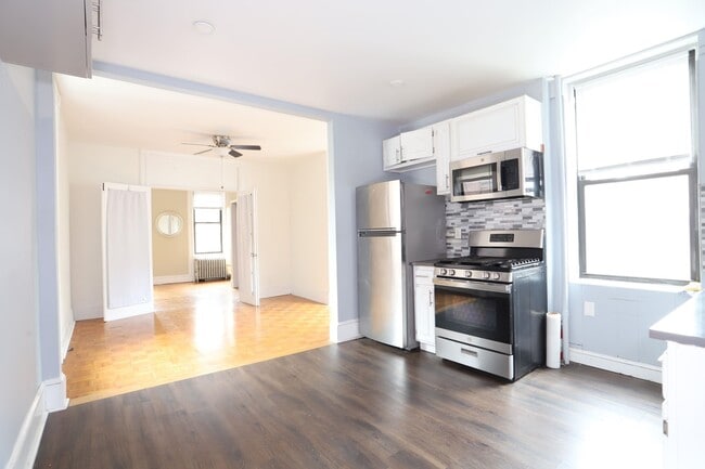 Building Photo - 202-204-204 Hudson St