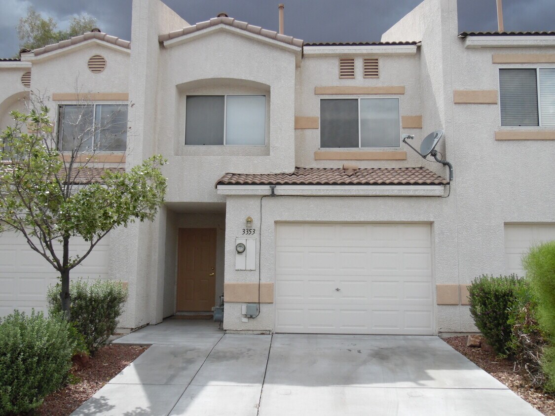 Foto principal - 3 bedroom townhome with 1 car garage!