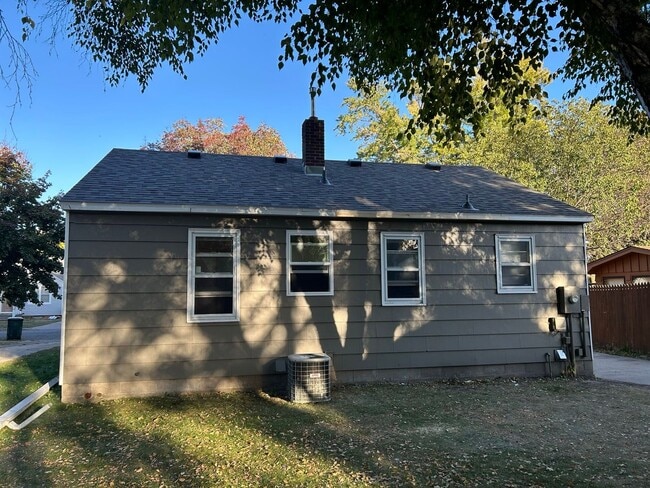 Building Photo - 2-1 House with Garage available now