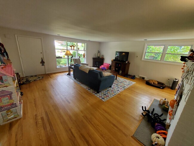 Building Photo - 229 Ellis Rd