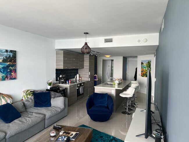 Foto del edificio - 650 NE 32nd St