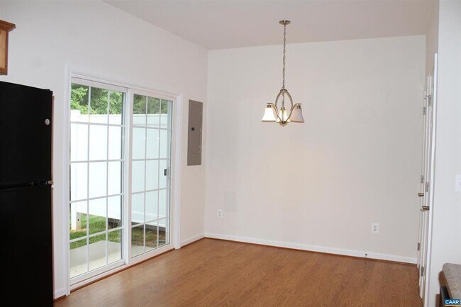 Building Photo - Two story townhouse w/ 3 bedrooms,2.5 baths