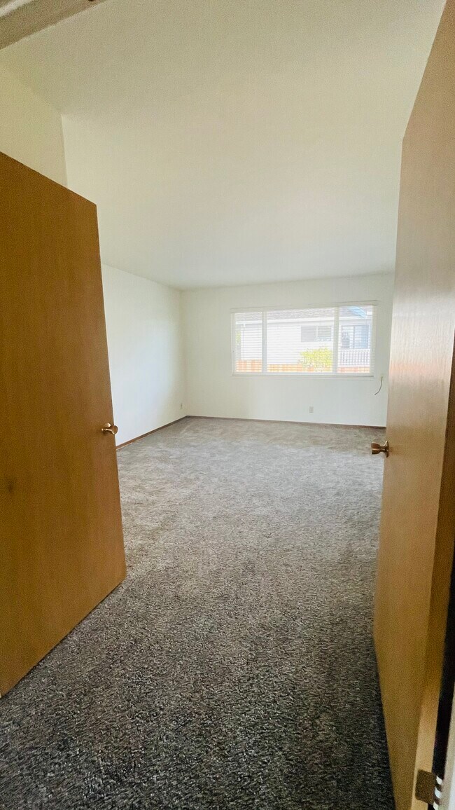 Building Photo - 520 Escalona Dr