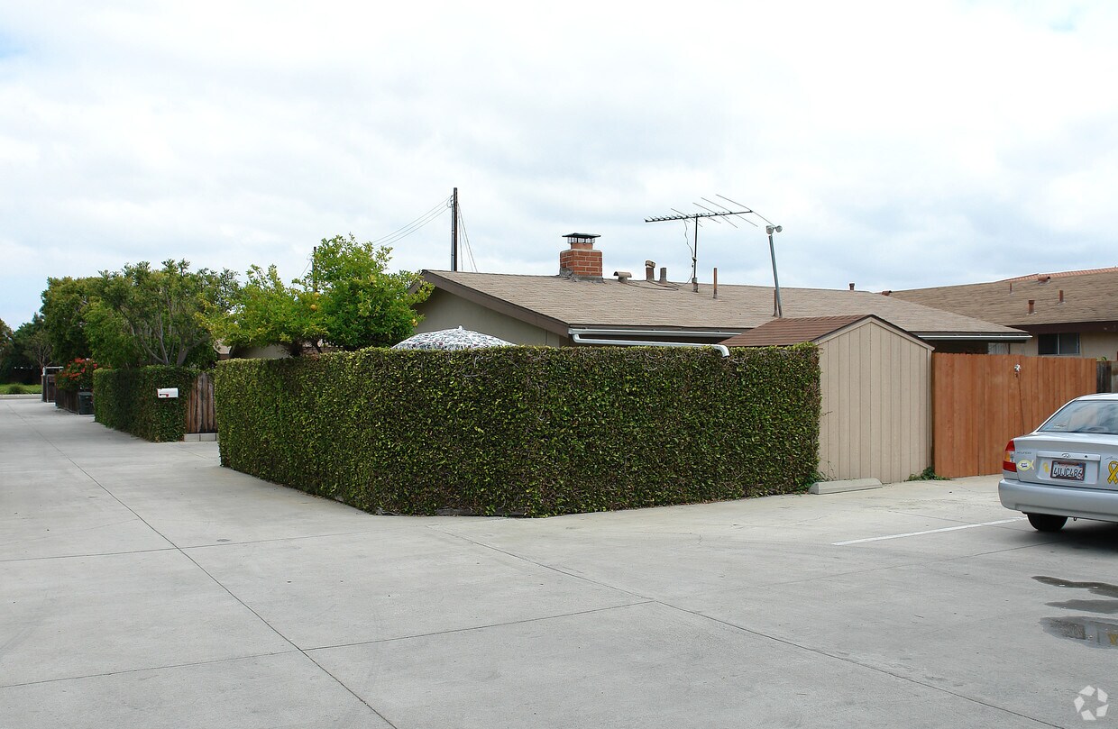 Building Photo - 673 Victoria St