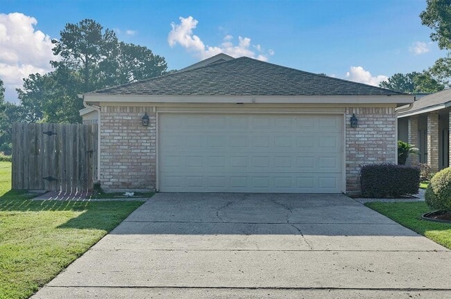 Foto del edificio - 7750 Green Lawn Dr
