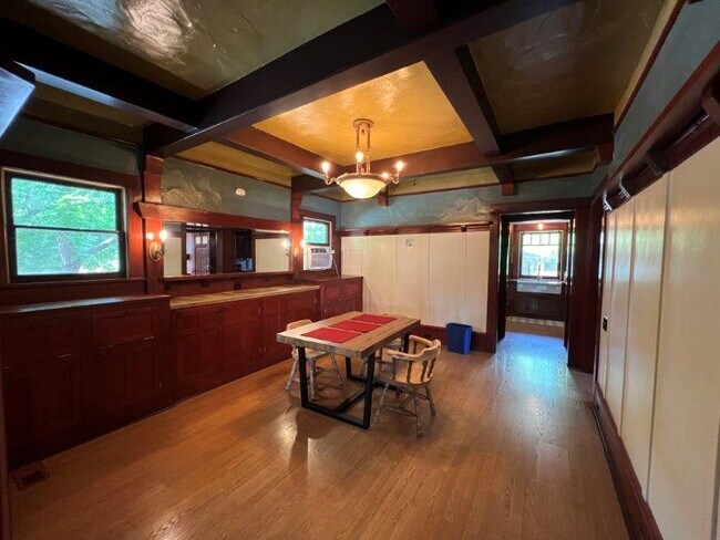 Building Photo - 1301 N Van Ness Ave