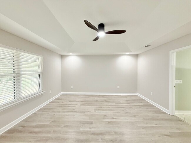 Foto del edificio - Stunning 4-Bedroom Pool Home