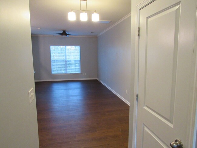 Building Photo - Beautiful Townhome near the University Area