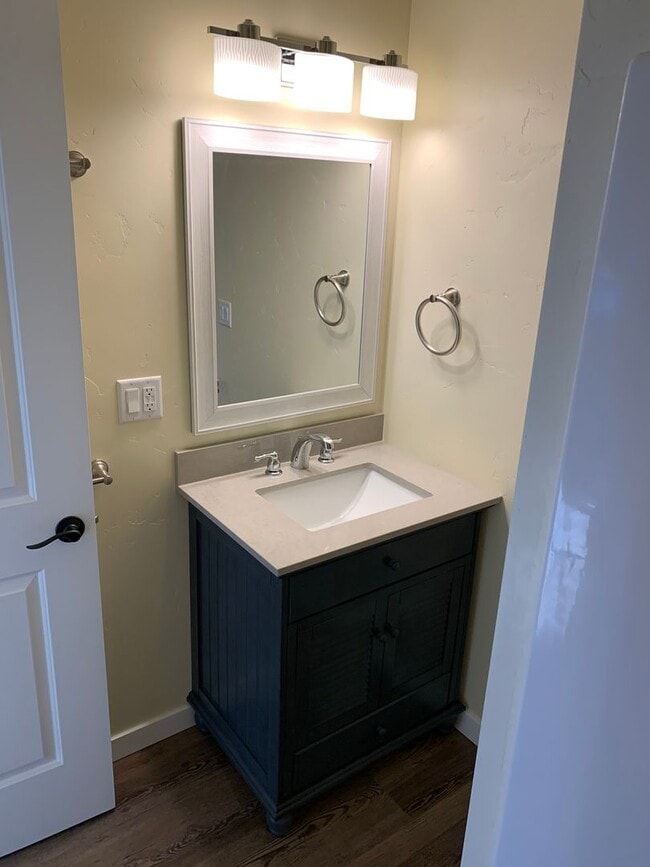 Building Photo - CHECK OUT THIS WARM 1 BEDROOM, 1 BATH APAR...