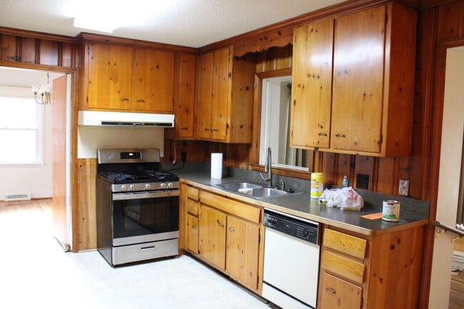 Foto del edificio - 1705 Hillcrest Dr W