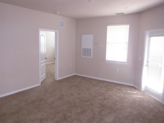 Building Photo - 1600 Villa Capri Cir