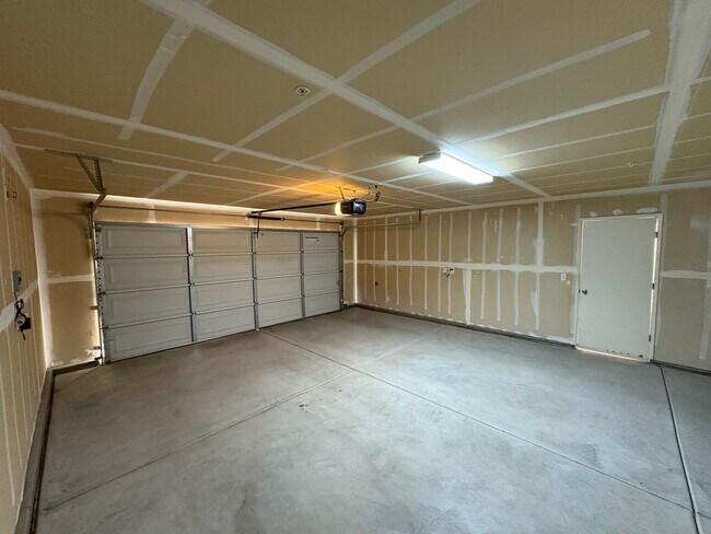 Foto del edificio - Beautiful Visalia Home Available Now!