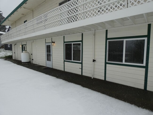 Building Photo - **Spacious Duplex** Lower Level