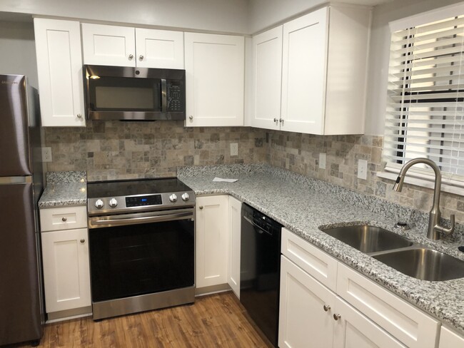 Kitchen - 515 Rama Rd