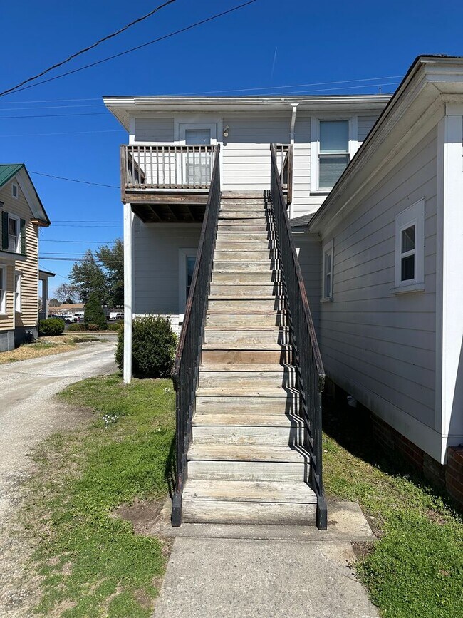 Foto del edificio - 319 W 2nd St