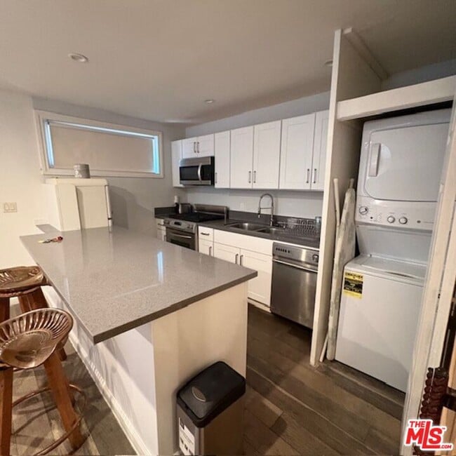 Building Photo - 10520 Eastborne Ave