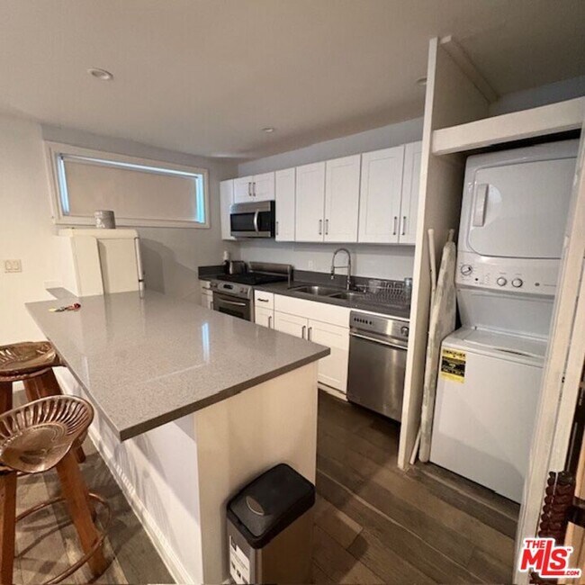 Foto del edificio - 10520 Eastborne Ave