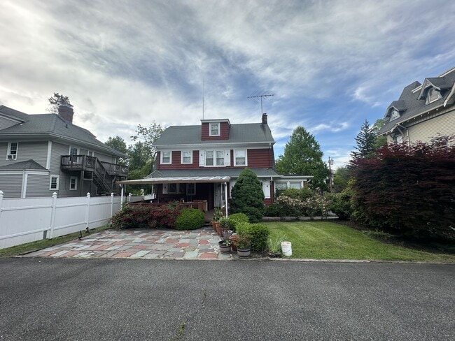 Building Photo - 5 bedrooms, 2.5 bathrooms