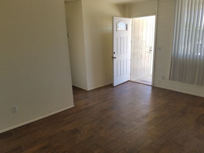 Building Photo - Charming 3 Bed, 2 Bath