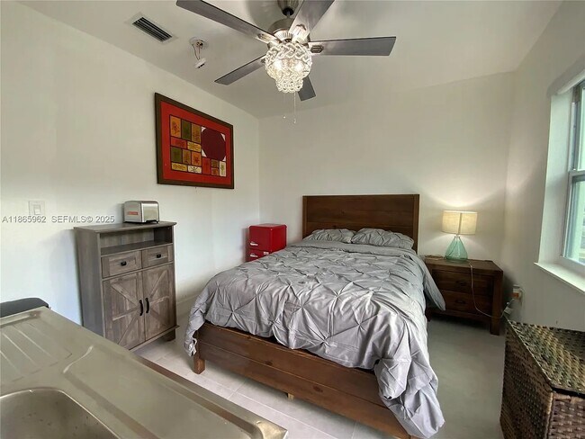 Foto del edificio - 1365 NW 130th St