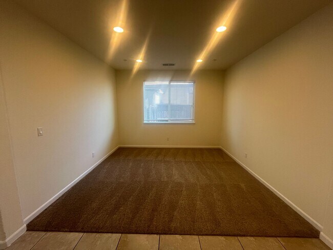 Foto del edificio - 4 Bedroom 2, Bath, 2900 sqft. w/t Separate 1 Bedroom 1 Bath Guest Quarters for Lease.