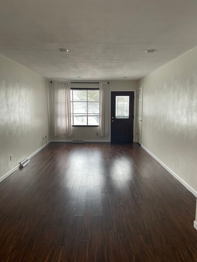 Building Photo - 1121 E Kingman Ave